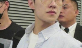 杨洋机场最新爆料,帅气偶像机场造型曝光，粉丝尖叫不已！